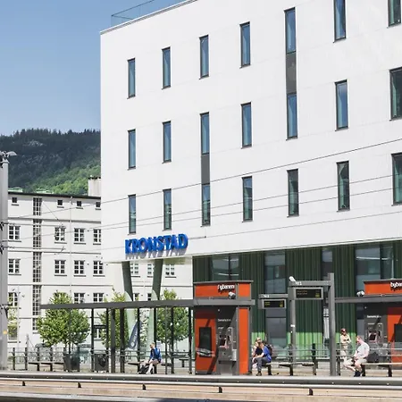 Sentral Med Parkering Og Peis شقة برغن