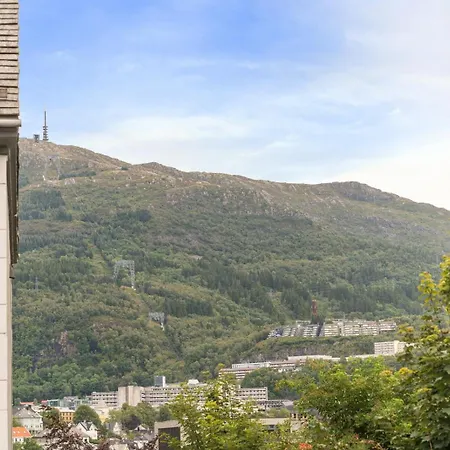 Sentral Med Parkering Og Peis Lägenhet *