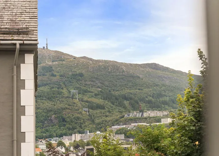 Sentral Med Parkering Og Peis 아파트 *